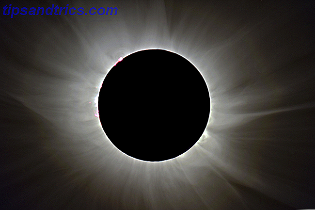 photographie totale d'éclipse solaire