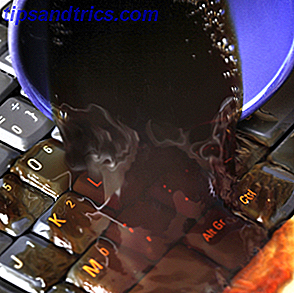 χυμένο καφέ σε φορητό υπολογιστή