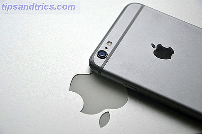 iPhone på toppen av en Mac