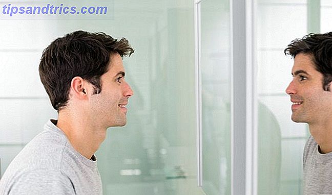 mann ser på seg selv i speilet