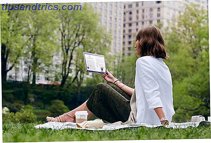 Kvinne Reading på en Samsung Tablet