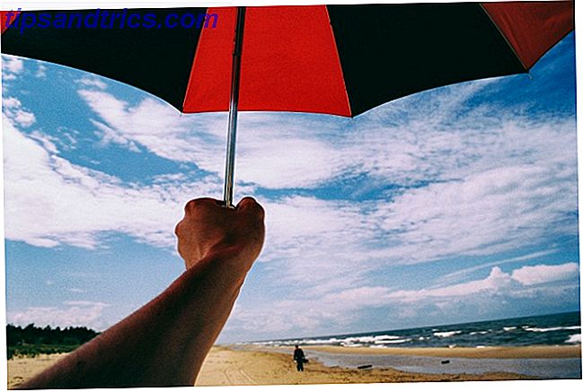Parapluie à la main sur une plage http://barnimages.com/