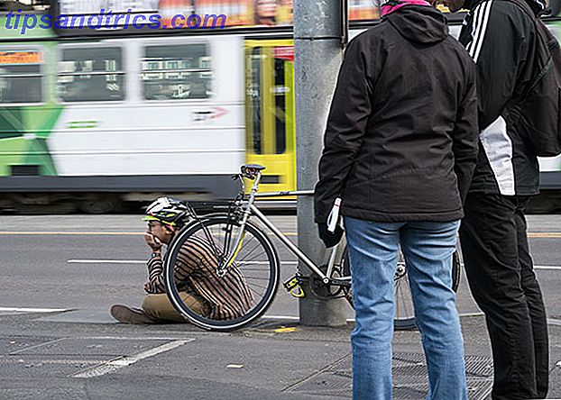Bonde em movimento rápido atrás de ciclista sentado no chão
