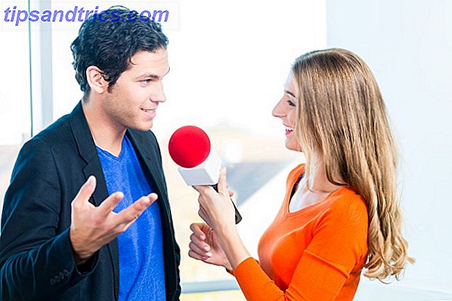 kvinde interviewer mand med mikrofon