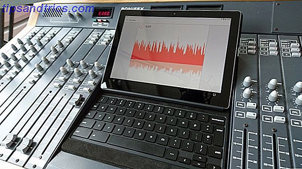 Podcasting-studiomateriaal met laptop en soundboard
