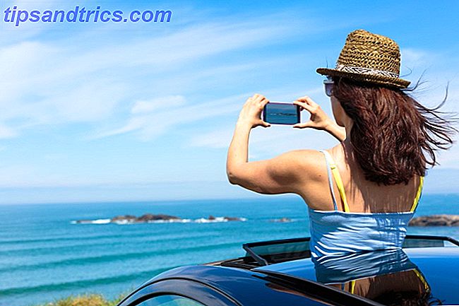 kvinde smartphone fotografering bil soltag