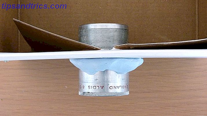Construire un projecteur Smartphone à partir d'une vieille Shoebox muo diy smartphoneprojector lens blutak