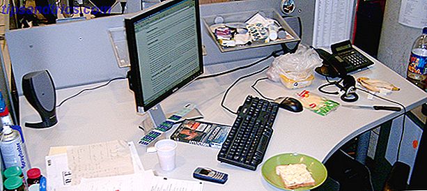 Unordentlicher Computer Schreibtisch