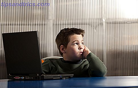 7 Möglichkeiten, ein persönliches Tagebuch zu halten, abgelenkt Junge am Computer