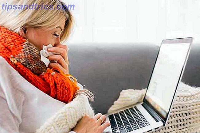 syg kvinde arbejder på bærbar computer
