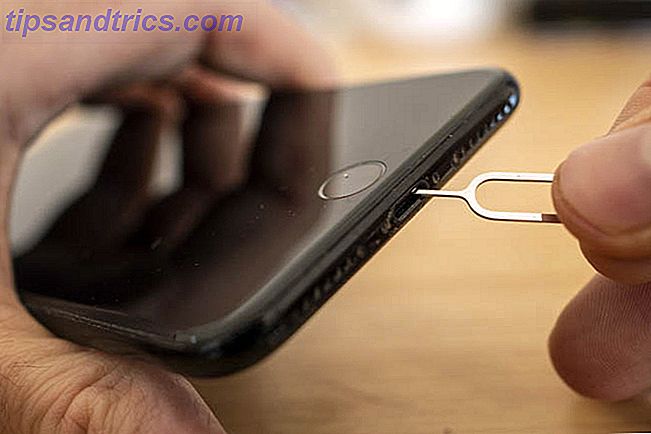 Limpar uma porta de carregamento do iPhone com a chave do SIM
