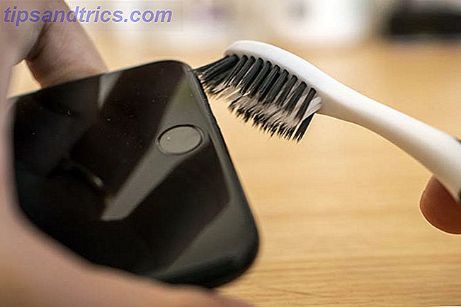 Schoonmaken van een iPhone-microfoon en luidspreker met tandenborstel