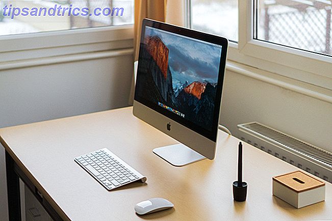 iMac am Schreibtisch