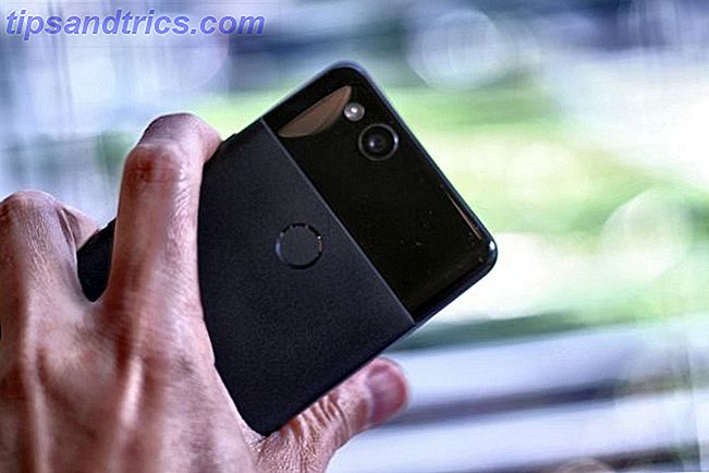 Google Pixel 2 Review: Er dette den bedste smartphone nogensinde? google pixel 2 holder i hånd 670x447