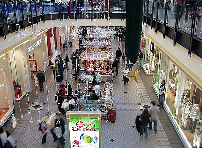 Leute, die in einem Einkaufszentrum einkaufen