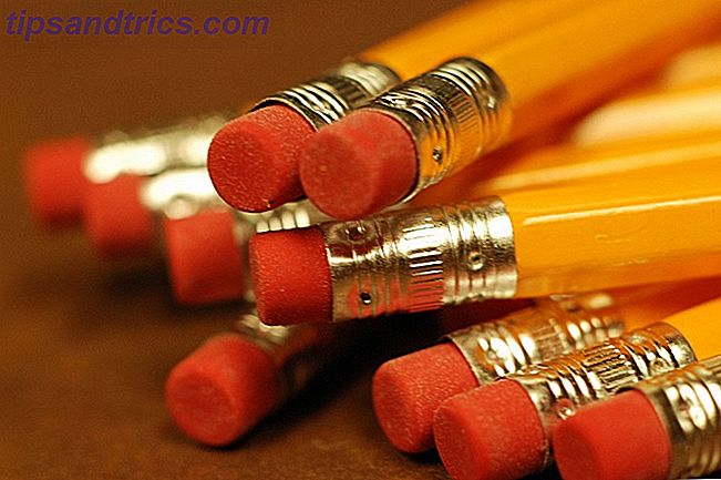 Stapel Bleistifte und Radiergummis