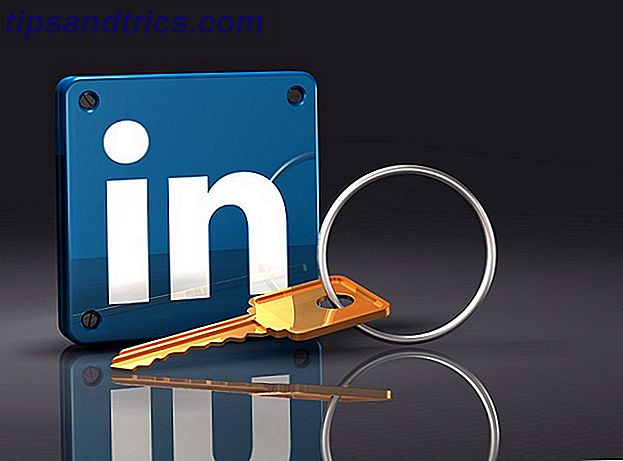 3d illustration af en stor messing nøgle liggende foran et opretstående blue LinkedIn logo med nitter