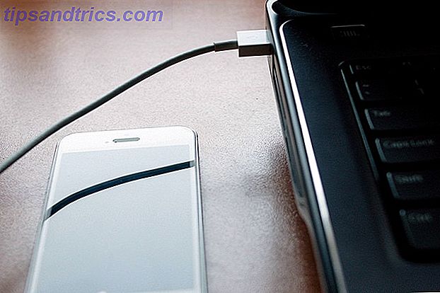 Smartphone mit USB-Kabel