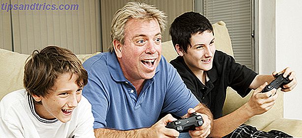 Onkel spielt Videospiele mit seinen Neffen