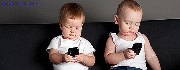 kleiner Junge und Mädchen, die mit Handys spielen