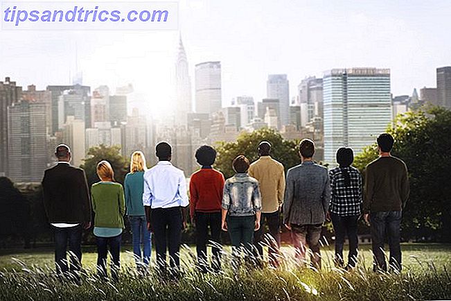 grupo diversificado de pessoas olhando para a cidade