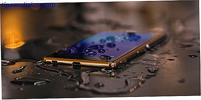 waterproof-telefoon-met-water-on-screen