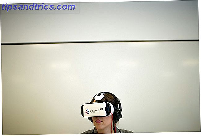 kvinne som bruker VR-headsettet