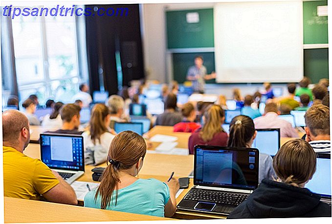 Tutti gli studenti sui computer portatili durante la lezione