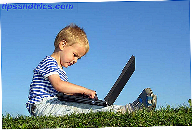 Småbarn på bærbar PC